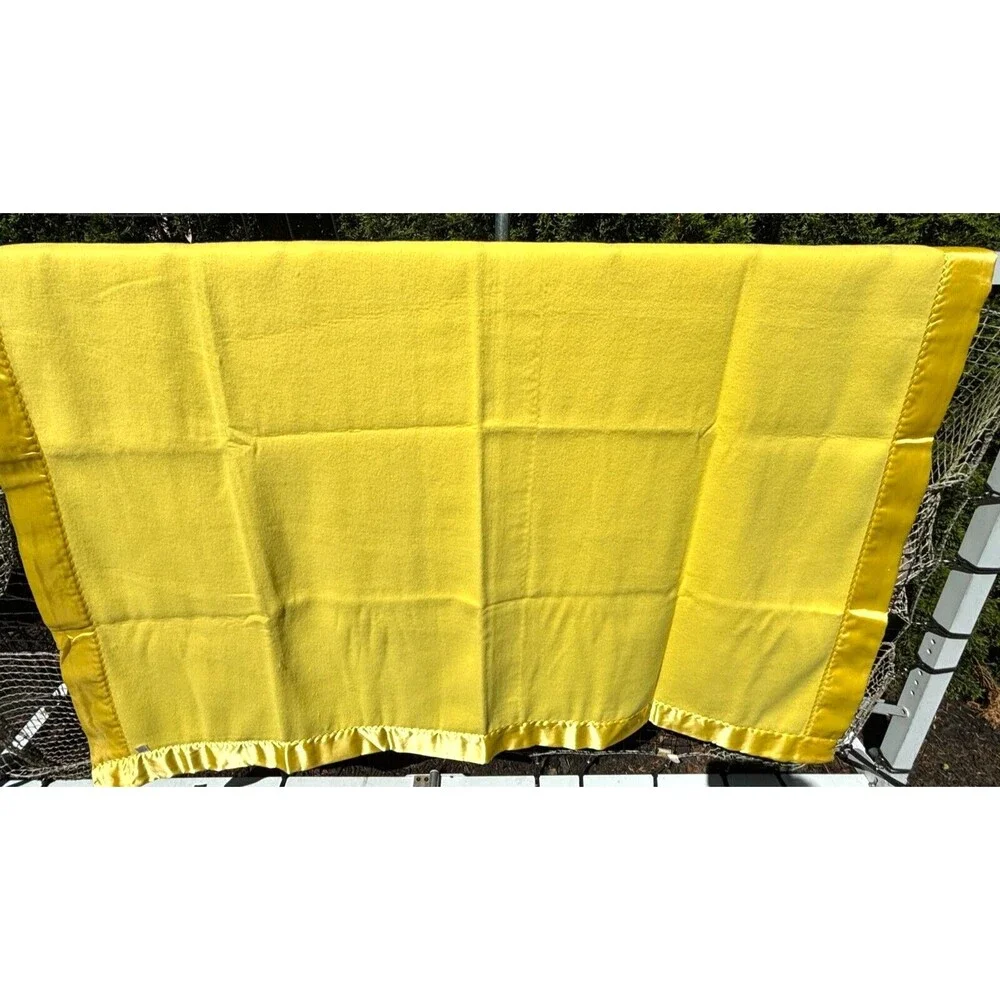 Vintage Handcrafted‎ Thermal Fleece Blanket Sateen Trimmed 65